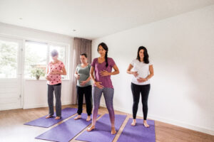 Contact maken met je kindje in buik tijdens zwangerschapsyoga bij Studio Sama in Ermelo