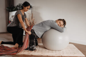 Praktische oefeningen voor de bevalling met de zwangerschapsyoga bij Studio Sama in Ermelo
